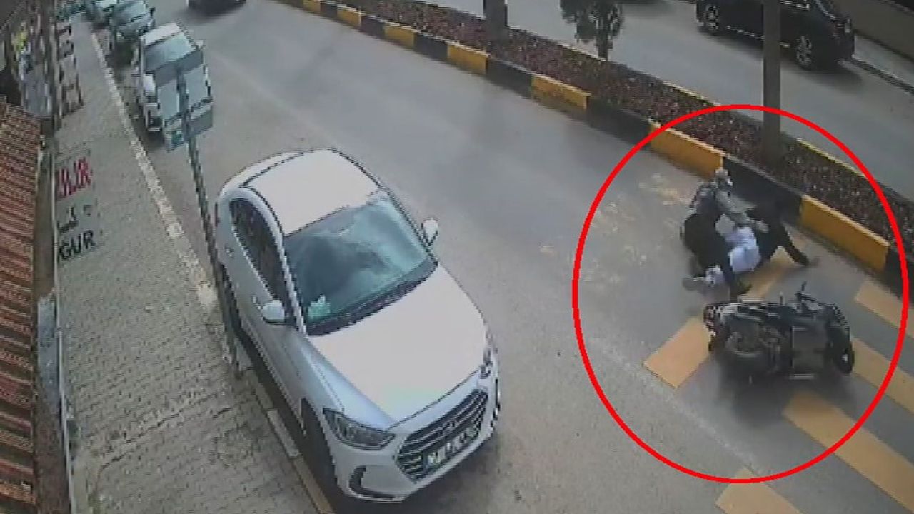 Hatay Reyhanlı'da motosiklet devrildi: 2 kişi yola savruldu, kaza anı kamerada