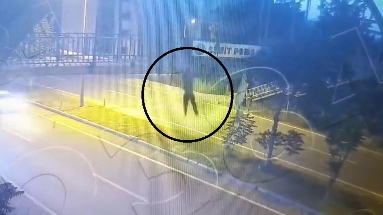 Hatay Reyhanlı'da üst geçitten atlayan 14 yaşındaki kıza araç çarptı; görüntüler kayıtta