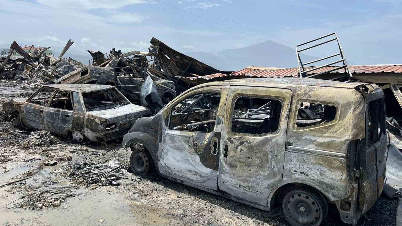 Hatay Samandağ'da konteyner yatakhanede çıkan yangında 8 araç kullanılamaz hale geldi