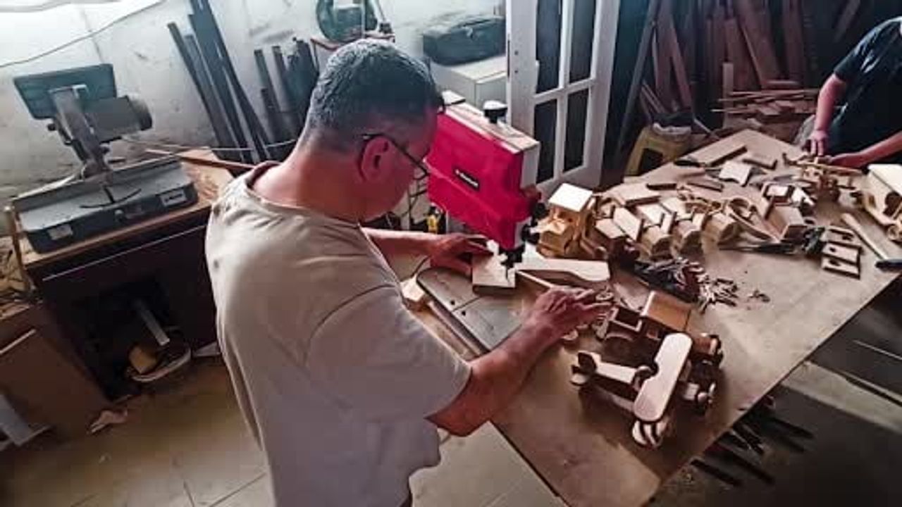 Hataylı 50 yıllık mobilya ustası Heybet Kaya, artan ahşapları el yapımı oyuncak arabalara dönüştürüyor