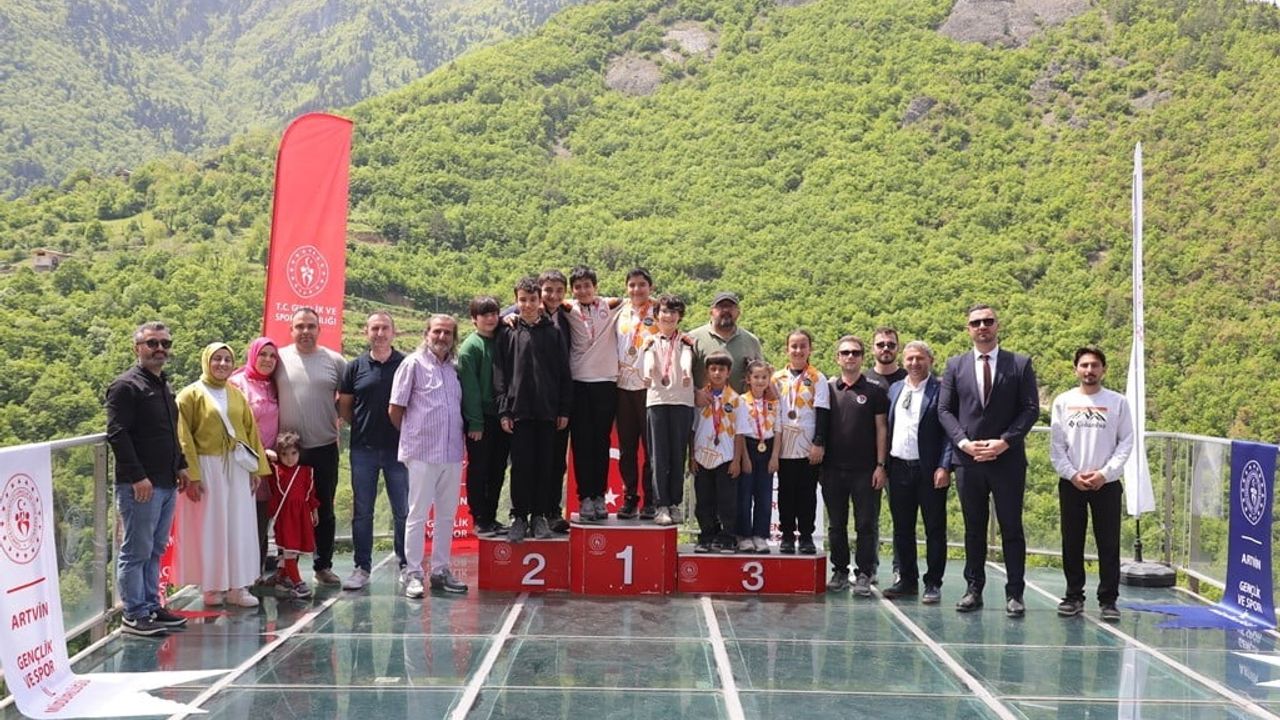 Hatila Vadisi'nde 220 Metrede Satranç: 19 Mayıs Etkinliğinde Gençler Cam Terasta Yarıştı