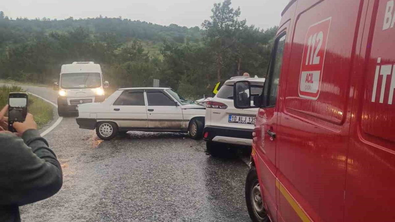 Havran'da iki otomobil çarpıştı; 1 sürücü yaralandı