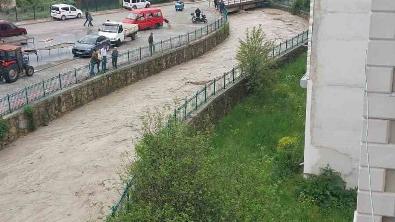 Havza'da kuvvetli sağanak Hacı Osman Deresi'nin taşmasına neden oldu