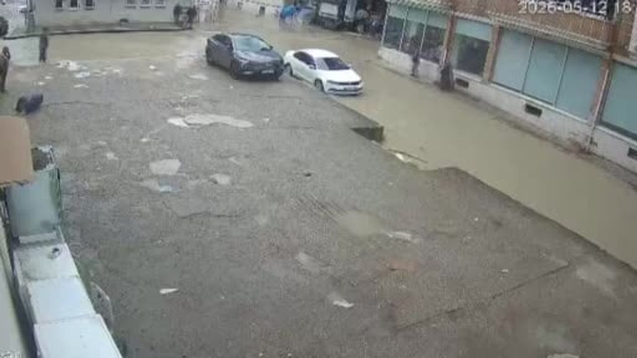 Havza'da sağanak sonrası sel: Araçlar sürüklendi, kurtarma görüntüleri kamerada