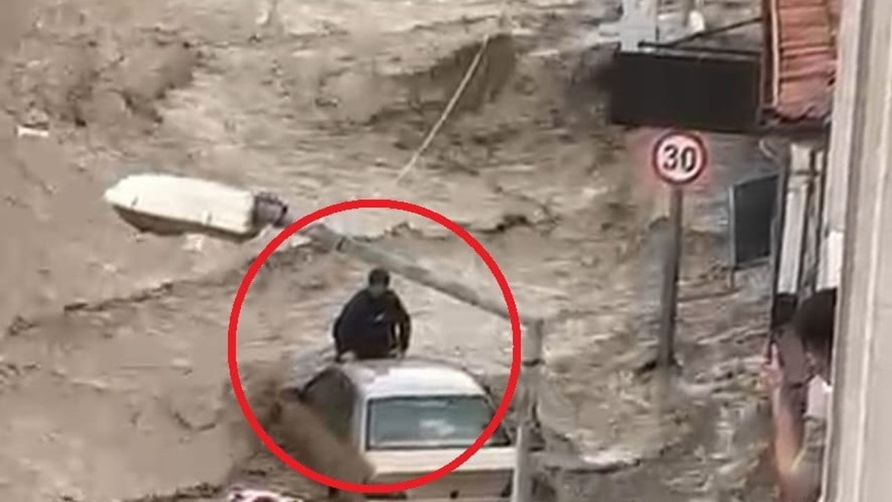 Havza'da sel: Otomobilin üzerinde mahsur kalan kişi ekiplerce kurtarıldı