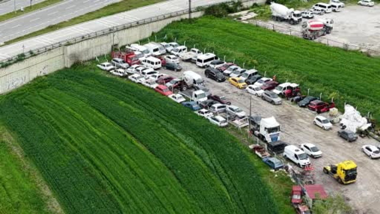 Havza'da sel sonrası yediemin otoparkında yoğun hasarlı araç birikimi