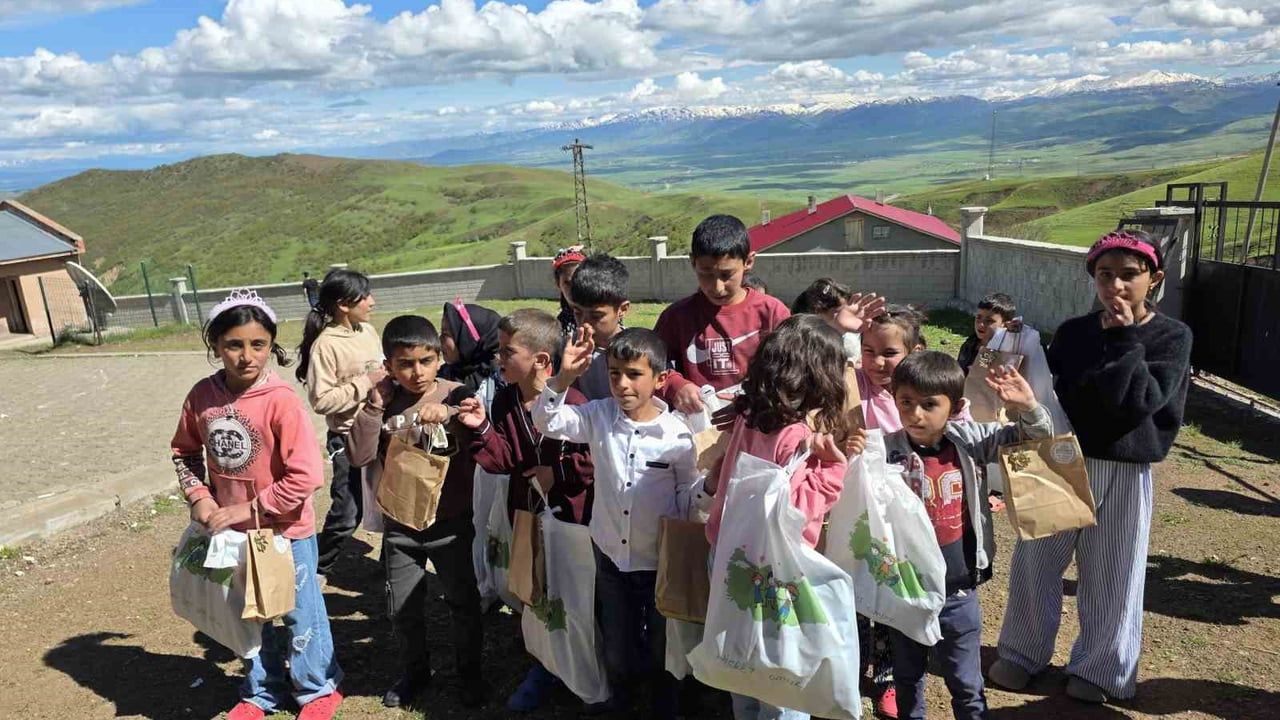 Hayır Kapısı Derneği Muş'un uzak köylerinde çocuklara bayramlık dağıttı