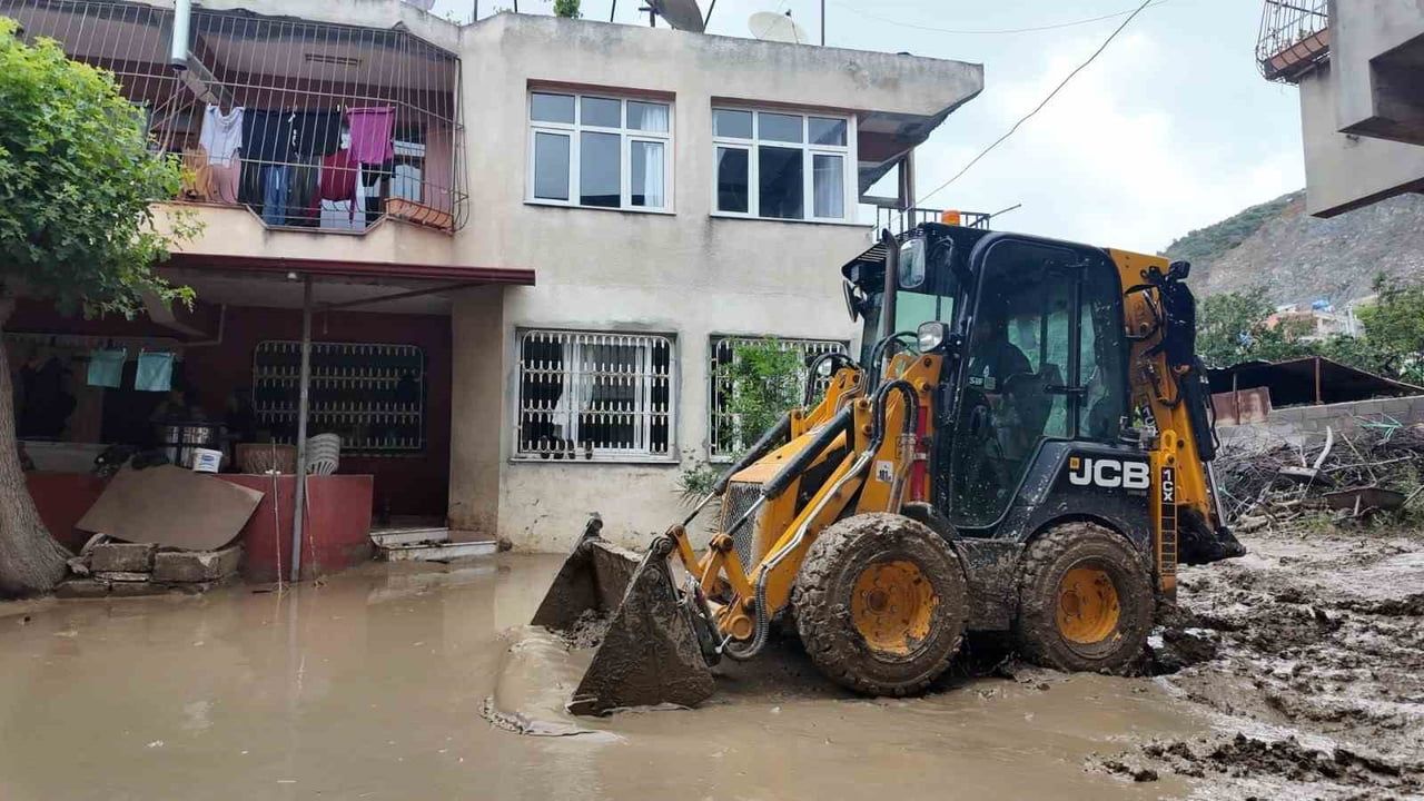 HBB, Samandağ'da Yağış Sonrası Temizlik ve İyileştirme Çalışmalarını Sürdürüyor