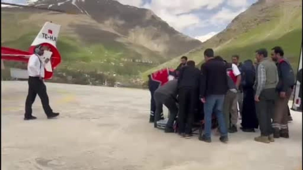 Helikopter ambulans Bahçesaray'daki 78 yaşındaki SVO şüplüsünü Van Eğitim ve Araştırma Hastanesi'ne sevk etti