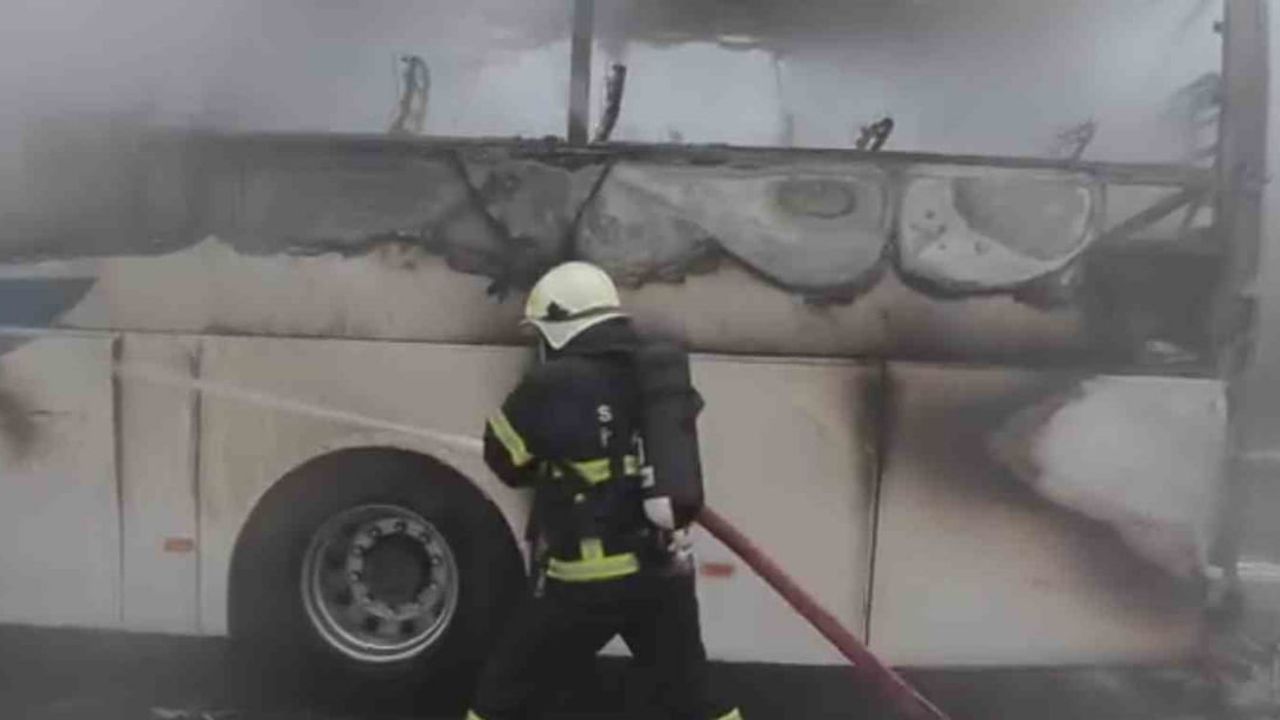 Hendek'te D-100 kara yolunda şehirlerarası otobüste yangın; şoförün müdahalesi olası faciayı önledi