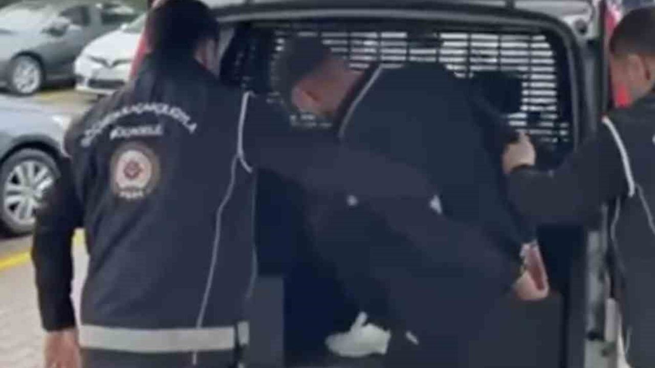 Hendek'te durdurulan minibüste 15 düzensiz göçmen yakalandı; sürücü tutuklandı