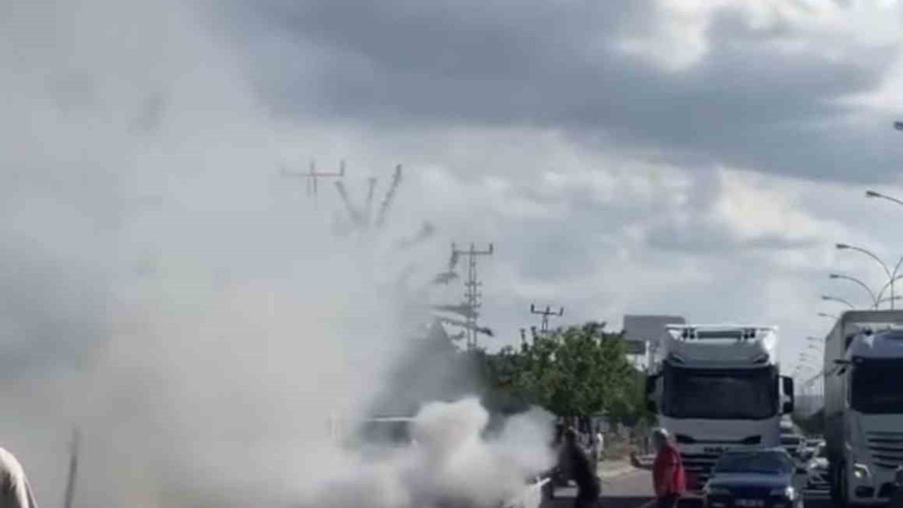 Hilvan'da seyir halindeki otomobilin motorunda çıkan yangın araç kullanılamaz hale getirdi