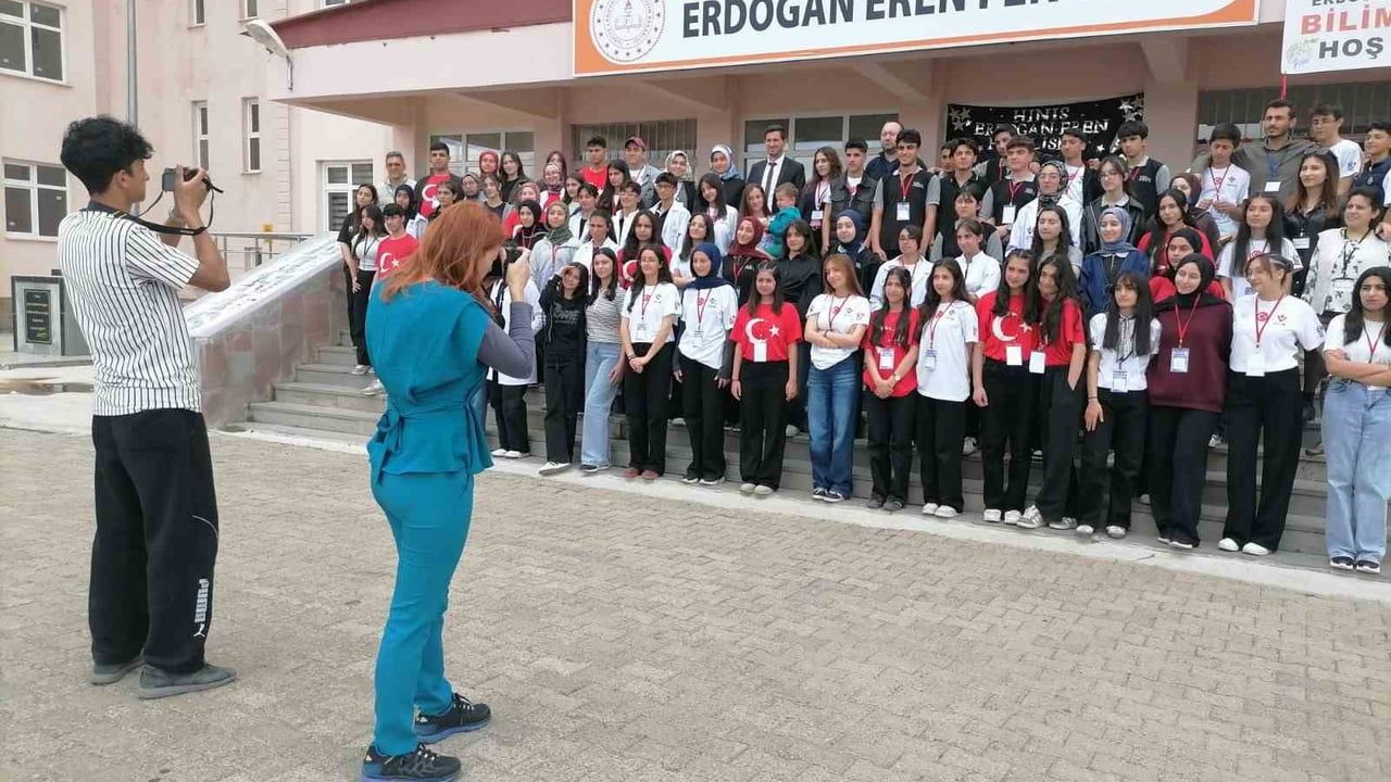 Hınıs Erdoğan Eren Fen Lisesi TÜBİTAK 4006 Bilim Fuarı ile Öğrenci Projelerini Sergiledi