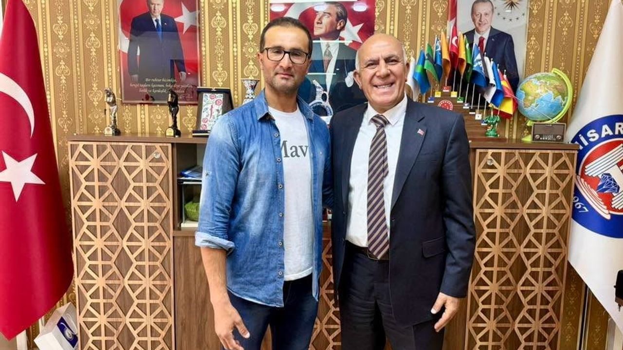 Hisarcık Belediye Başkanı Demirtaş, ultra maratonda derece elde eden zabıta memuru Hüseyin Gümüş'ü tebrik etti