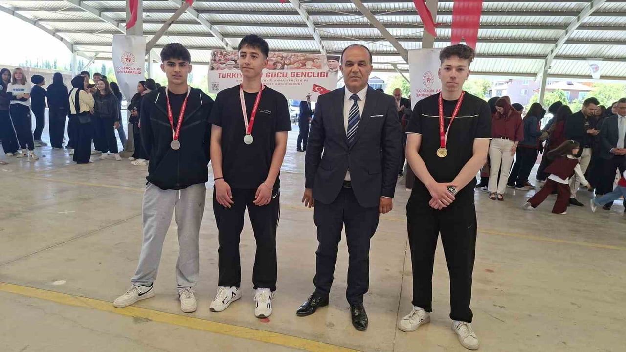 Hisarcık'ta 19 Mayıs etkinliklerinde dereceye giren öğrencilere madalya ve kupalar verildi