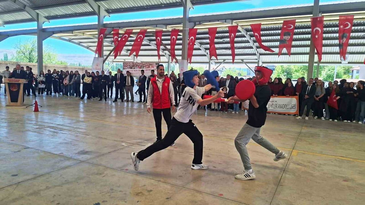 Hisarcık'ta geleneksel matrak gösterisi 19 Mayıs programında ilgi gördü