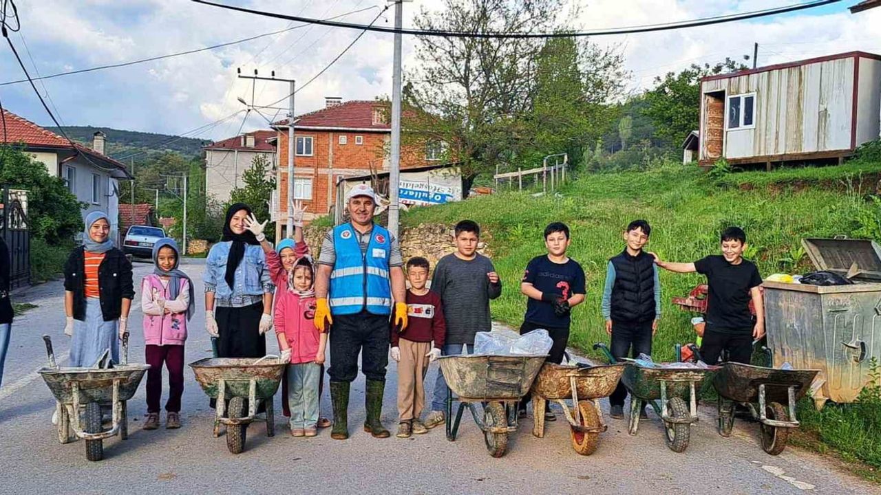 Hisarcık’ta İmam Selahattin Aydın’dan Bayram Öncesi Örnek Temizlik Çalışması