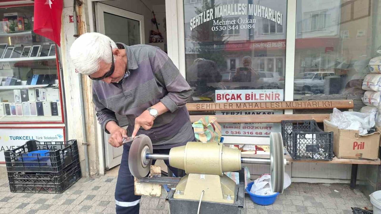 Hisarcık'ta Kurban Bayramı Öncesi Bıçak Bileyiciler Yoğun Mesai Yapıyor