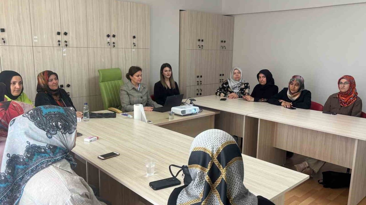 Hitit Üniversitesi Bilim Kafe'de kadınlara iklim değişikliğine karşı bireysel çözümler anlatıldı