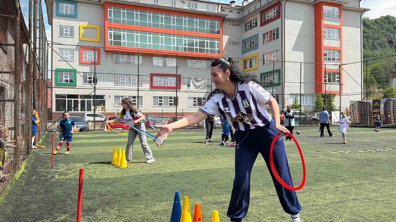Hopa'da Anneler Günü'nde Anneler ve Çocuklar Yeşil Sahada Parkur Yarıştı