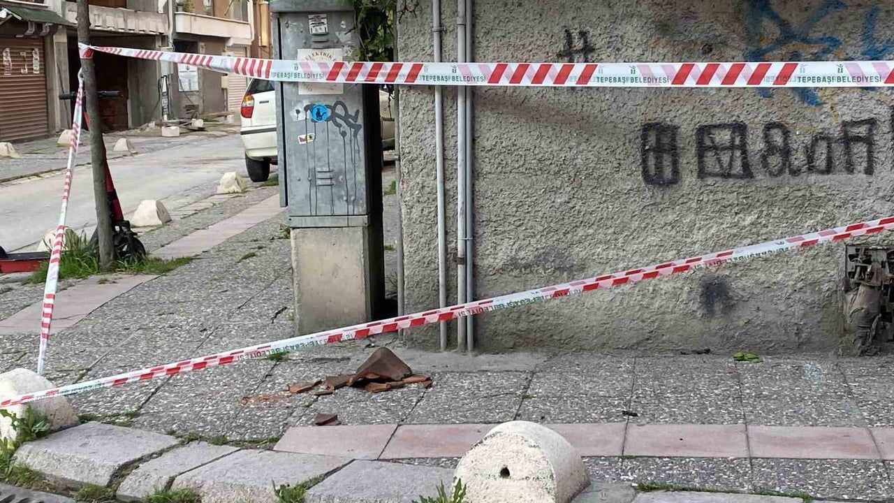 Hoşnudiye Mahallesi'nde Düşen Kiremitler Sonrası Kaldırıma Güvenlik Şeridi Çekildi