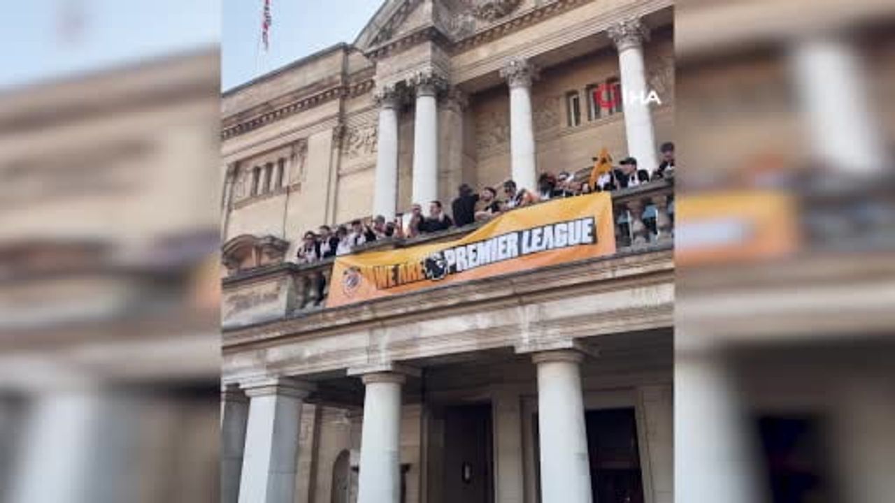Hull City'nin Premier Lig'e Yükselişi City Hall'da Coşkuyla Kutlandı