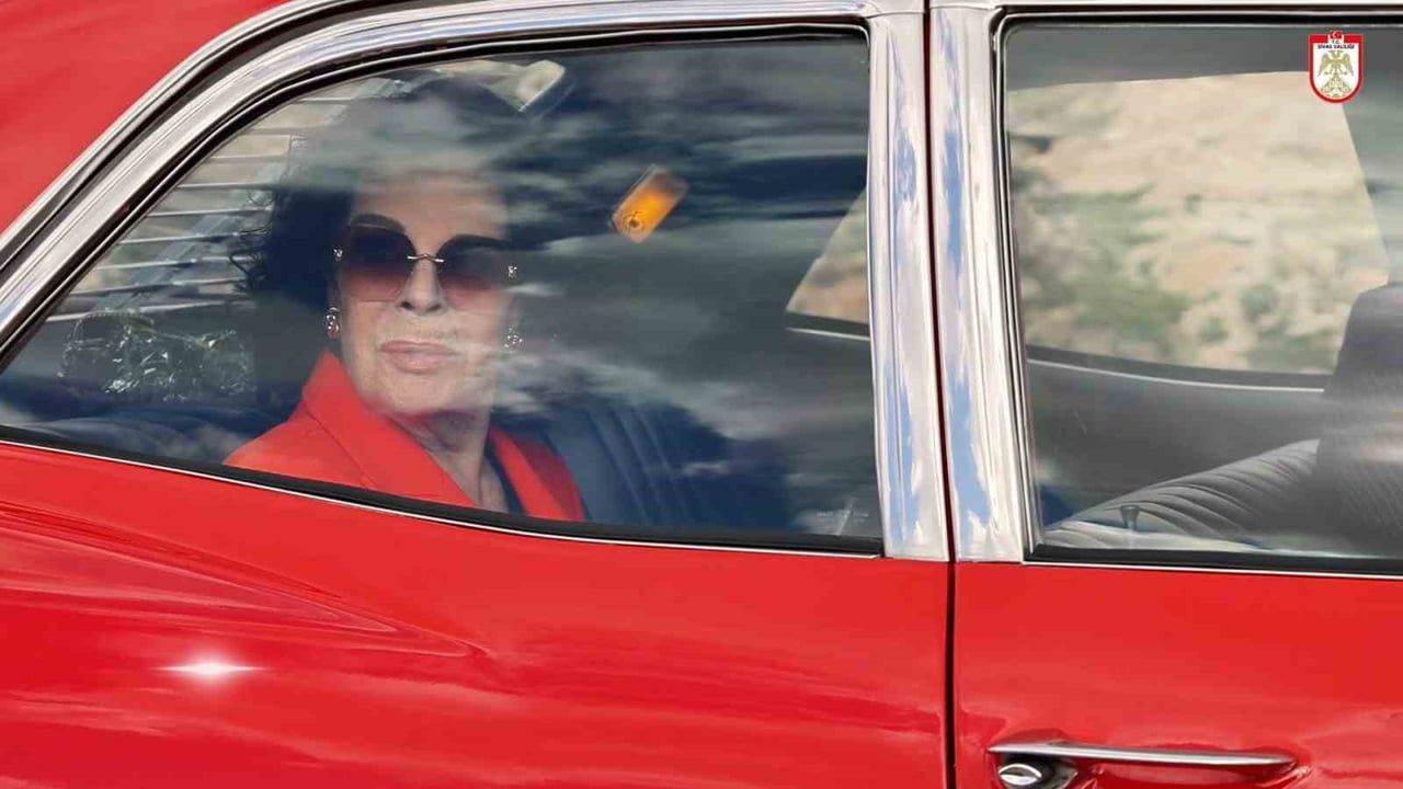 Hülya Koçyiğit, 'Şoför' Filminin Unutulmaz Sahnesini 50 Yıl Sonra Sivas’ta Yeniden Canlandırdı