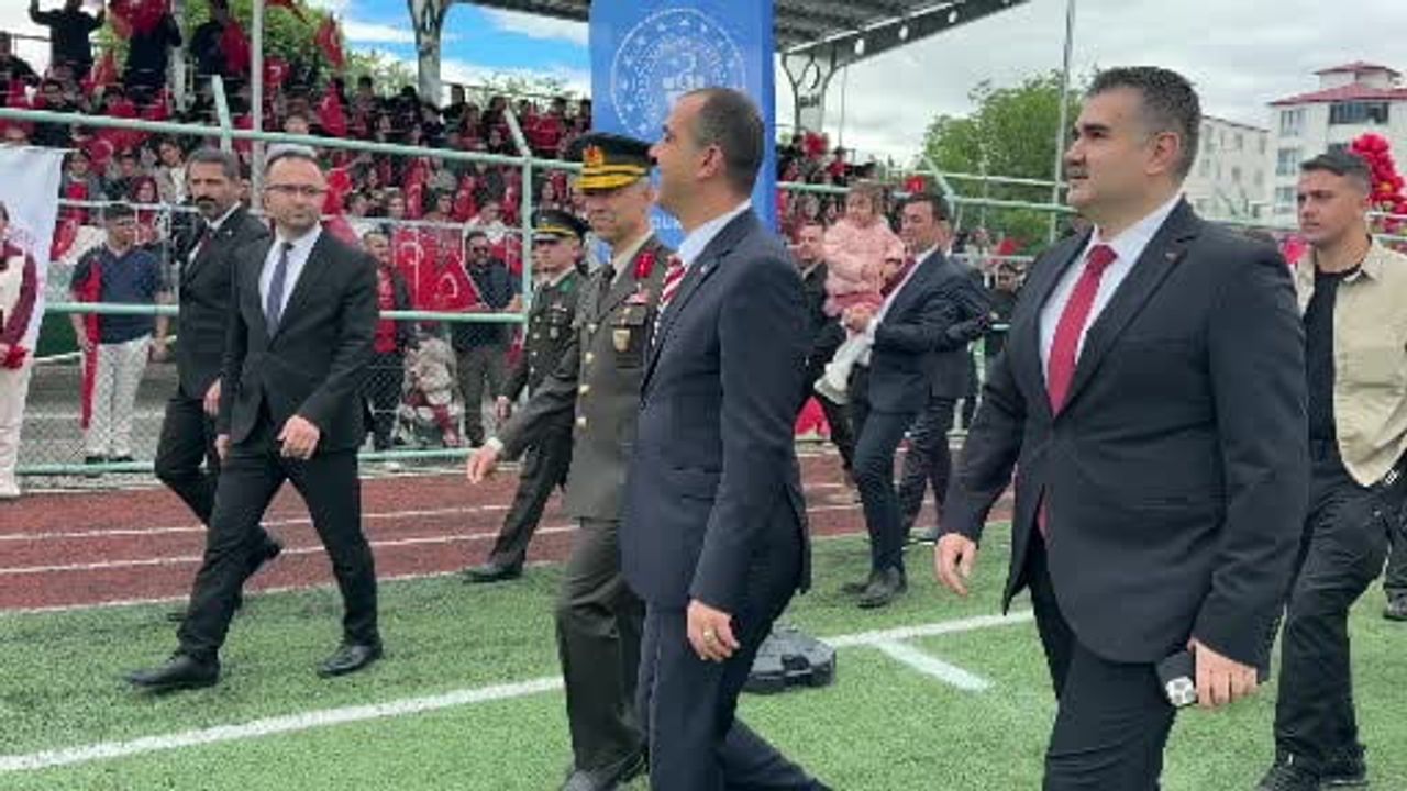 Iğdır'da 19 Mayıs'ta Sıcak Anlar: Minik Öğrencinin Vali M. Fırat Taşolar'a Bayrak Hediyesi Alkışlandı