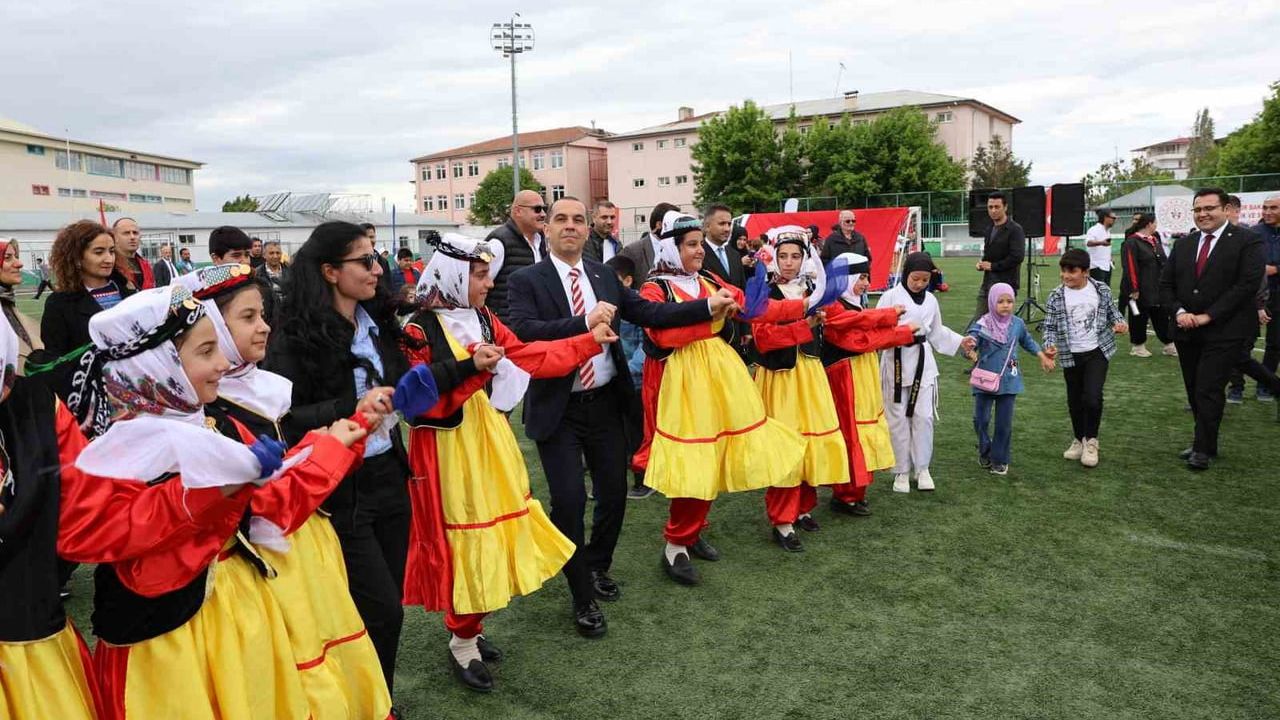 Iğdır'da 19 Mayıs: Vali M. Fırat Taşolar Kafkas Oyunu ve Halayla Kutlamalara Katıldı