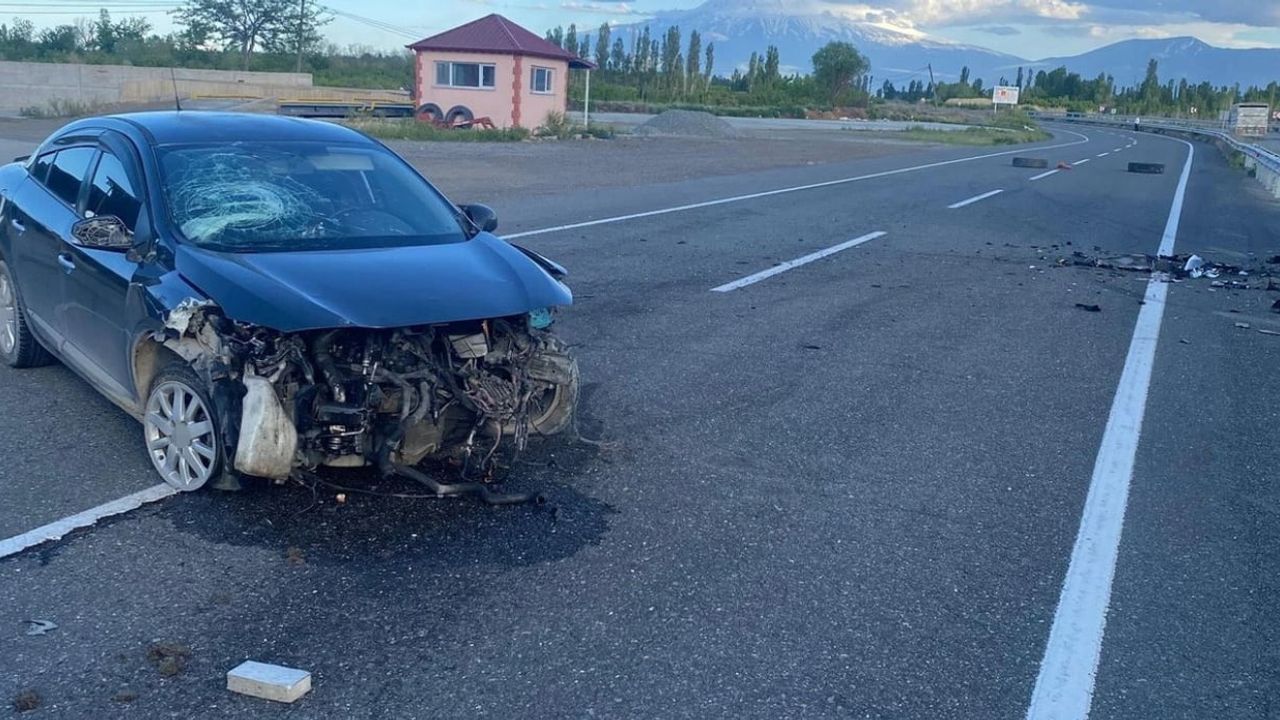 Iğdır’da Bayraktutan yol ayrımında otomobil refüje çarptı — 3 kişi hafif yaralandı