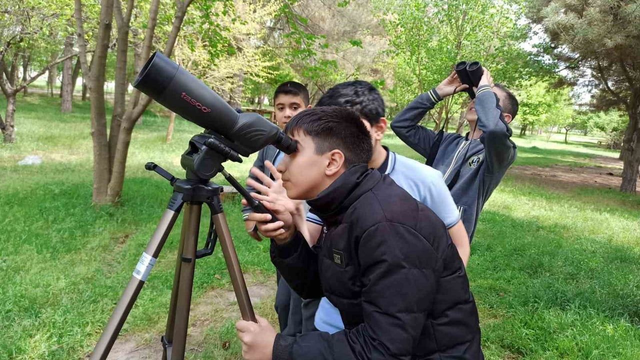 Iğdır’da Doğa Öncüleri Projesi kapsamında öğrencilere kuş ve doğa eğitimi