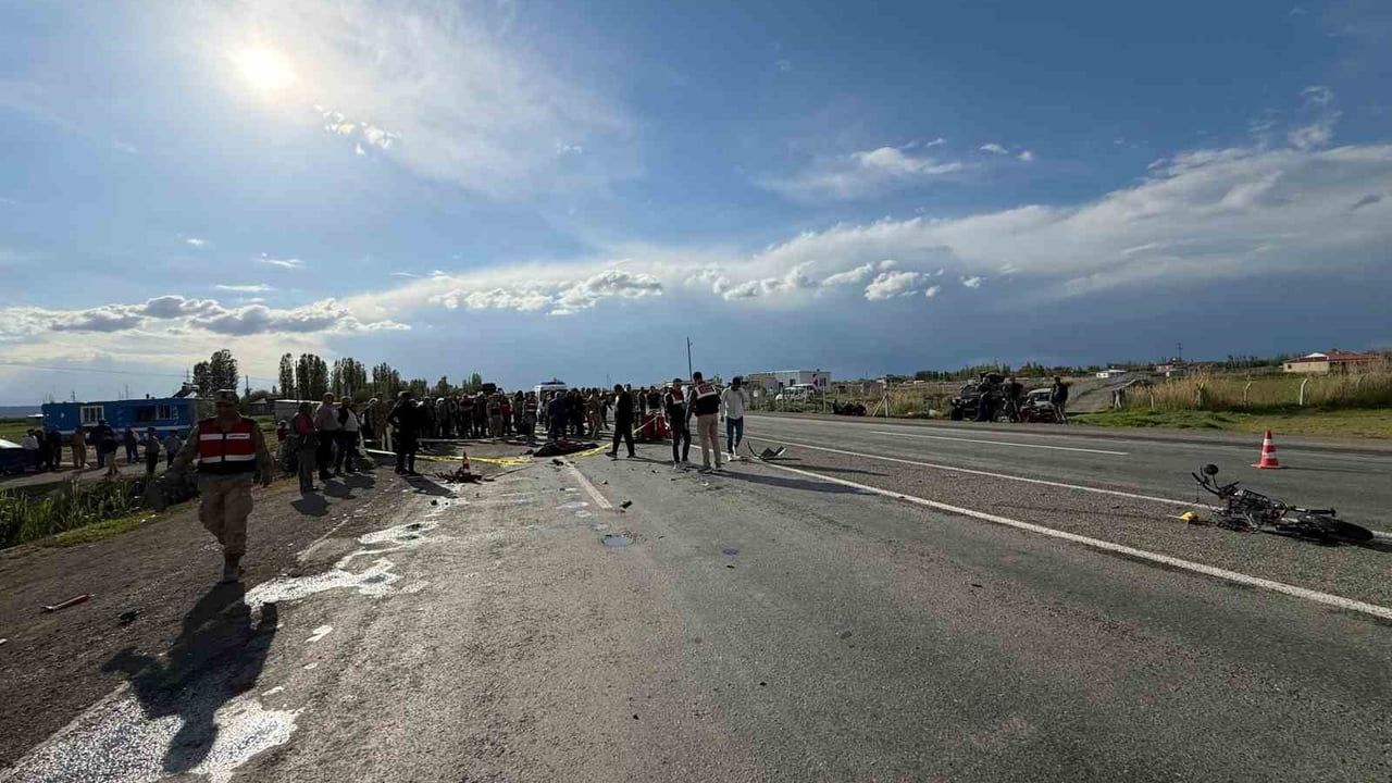 Iğdır'da Hasanhan köyünde otomobilin çarptığı motosiklet sürücüsü hayatını kaybetti