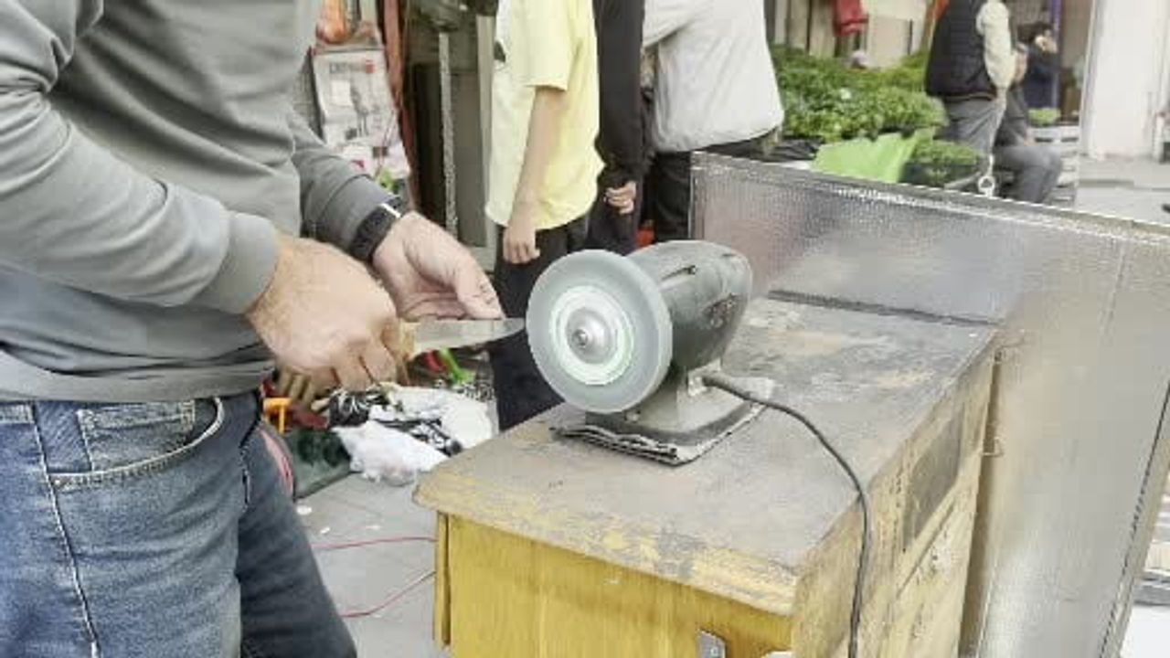 Iğdır'da Kurban Bayramı öncesi bıçak bileyicilerde yoğunluk