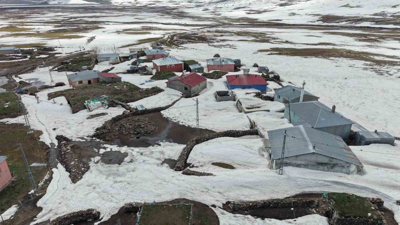 Iğdır'ın Tuzluca ilçesinde mayısta kar: Köyler ve evler drone ile görüntülendi
