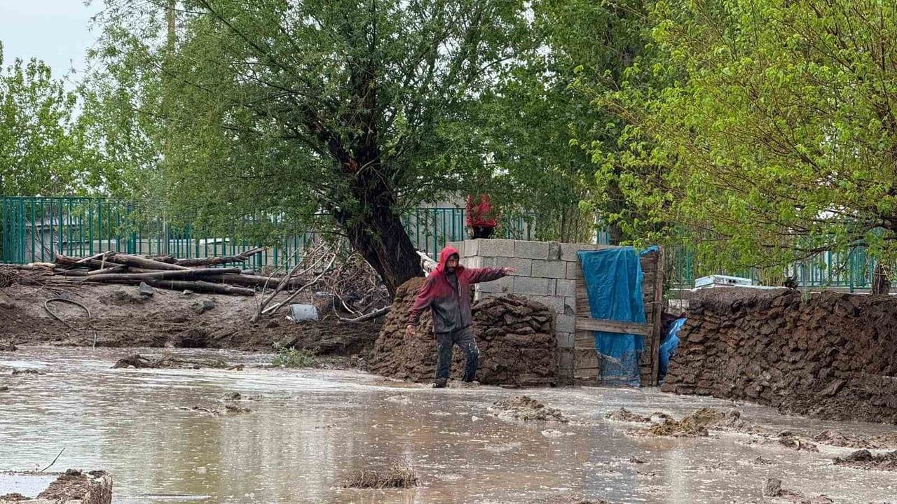 Iğdır Karakuyu'da sağanak sele dönüştü: Evler ve tarım arazileri zarar gördü