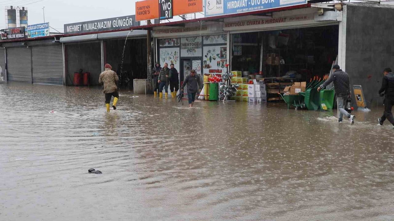 Iğdır Küçük Sanayi Sitesi'nde sağanak sonrası su taşkını: İş yerleri etkilendi