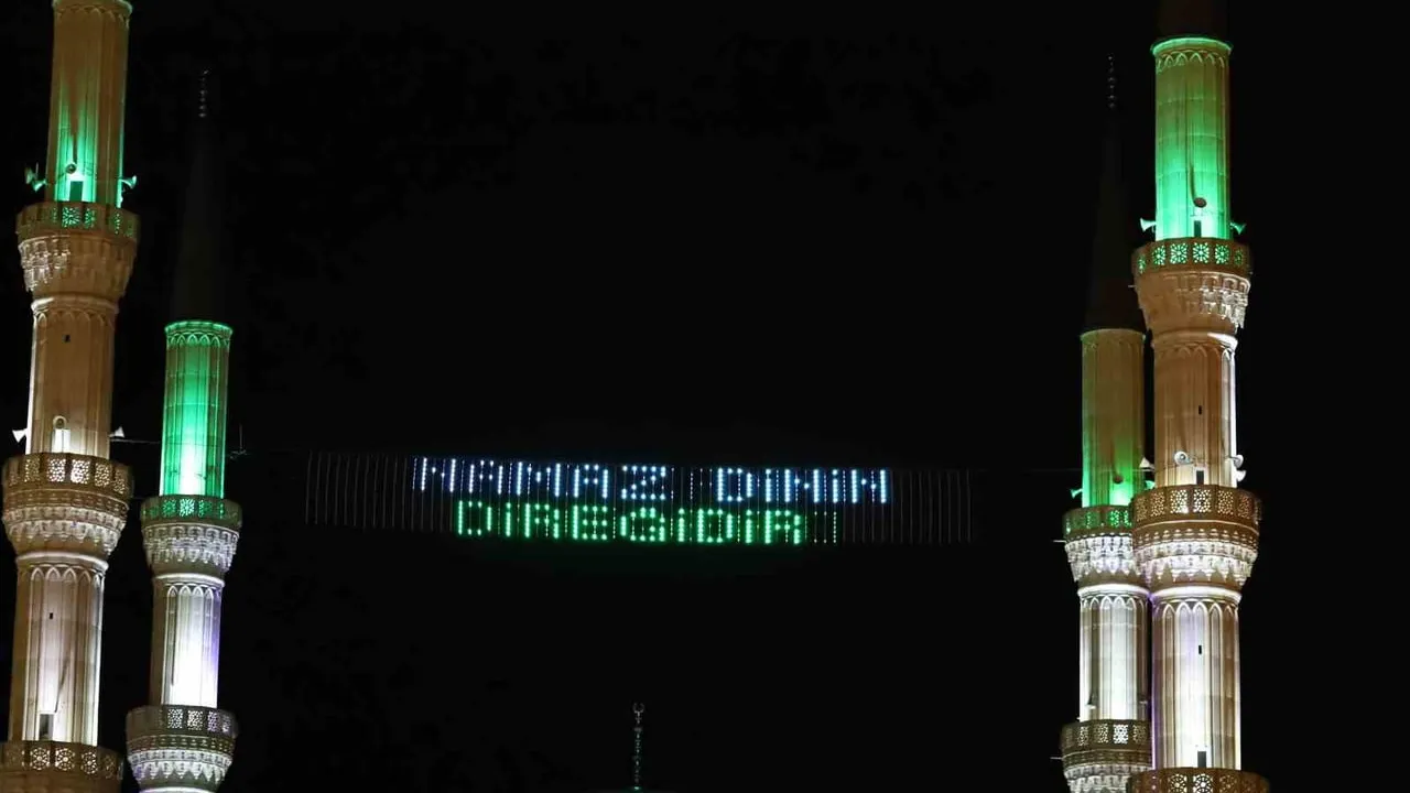 Iğdır Merkez Ulu Camii'ne Dijital LED Mahya Asıldı