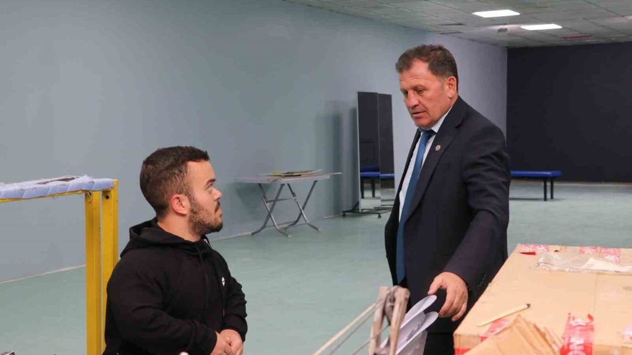 İl Müdürü Kabakcı, Türkiye'nin ilk paralimpik halter antrenman salonunu inceledi