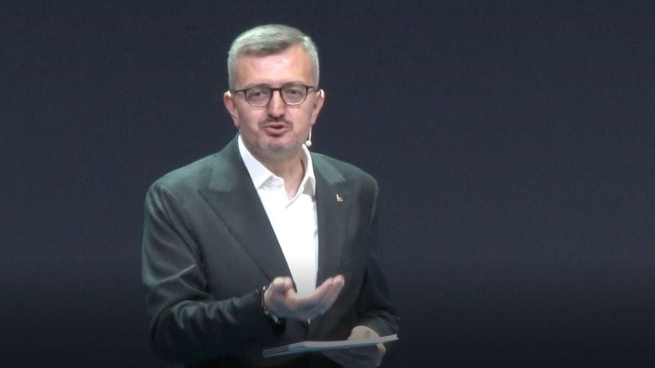İletişim Başkanı Duran: Kısa videolar derin okumayı ve analiz yeteneğini azaltmamalı