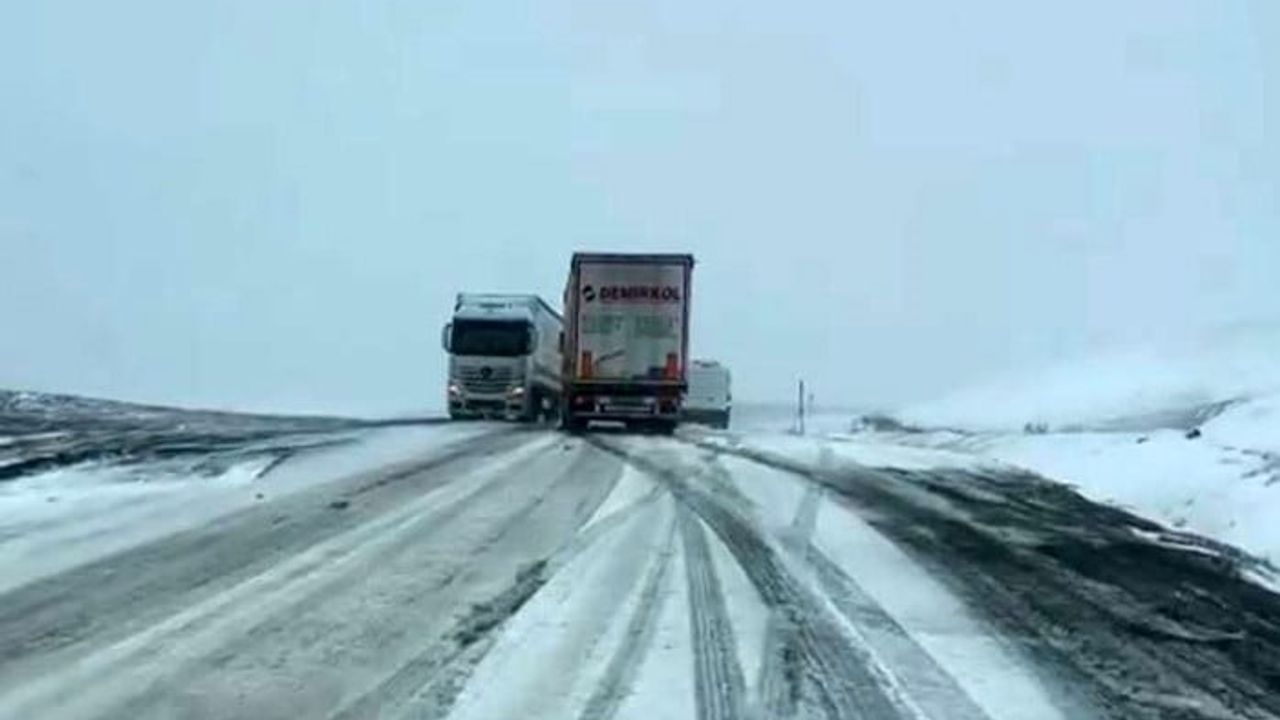 Ilgar Dağı Geçidi'nde Mayıs Karı Ulaşımı Aksattı: Çok Sayıda Tır Yolda Kaldı
