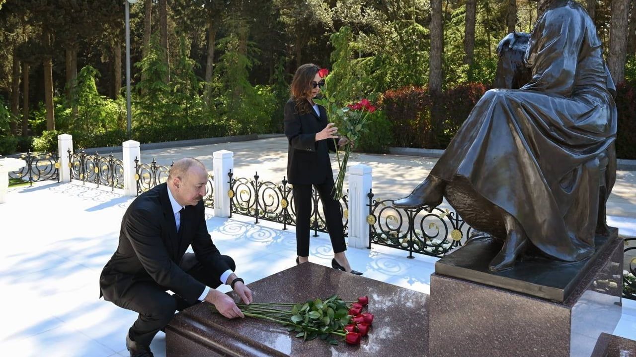 İlham Aliyev, Haydar Aliyev'i mezarı başında andı