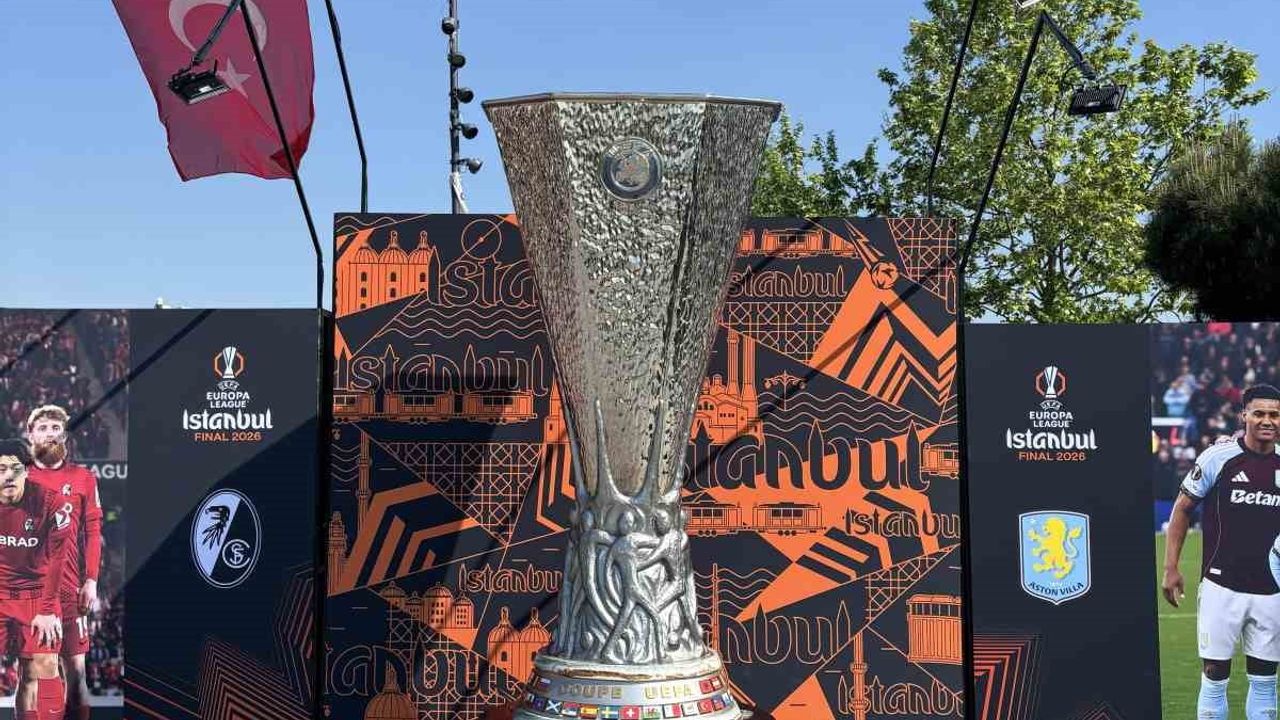 İlhan Mansız, UEFA Avrupa Ligi Kupasını Beşiktaş Meydanı’na Getirdi