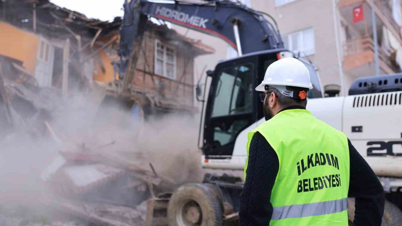 İlkadım Belediyesi metruk binaların yıkımına devam ediyor: 100'e yakın yapı kaldırıldı, 40 bina daha sırada