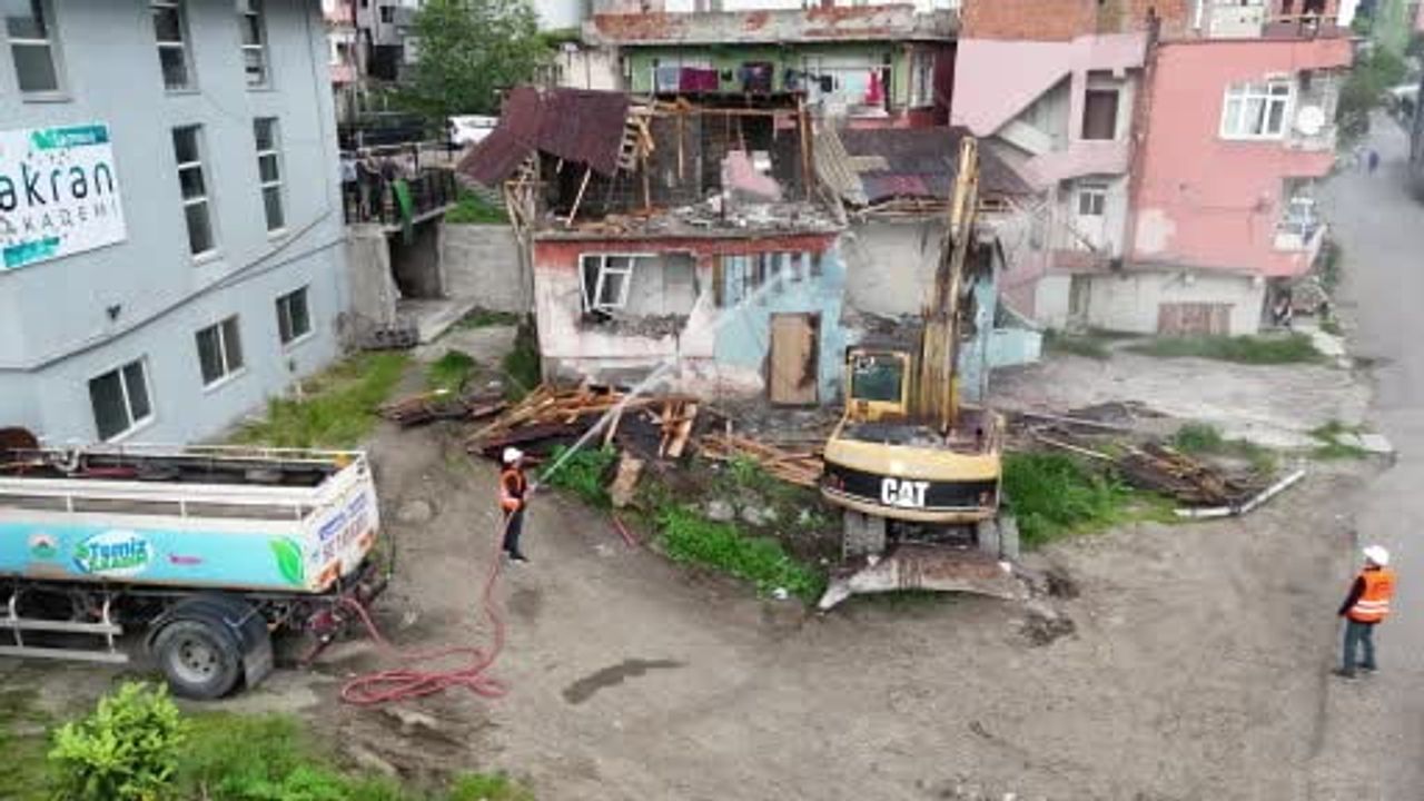 İlkadım Belediyesi metruk binaların yıkımını sürdürüyor: 100'e yakın bina kaldırıldı, 40 bina sırada