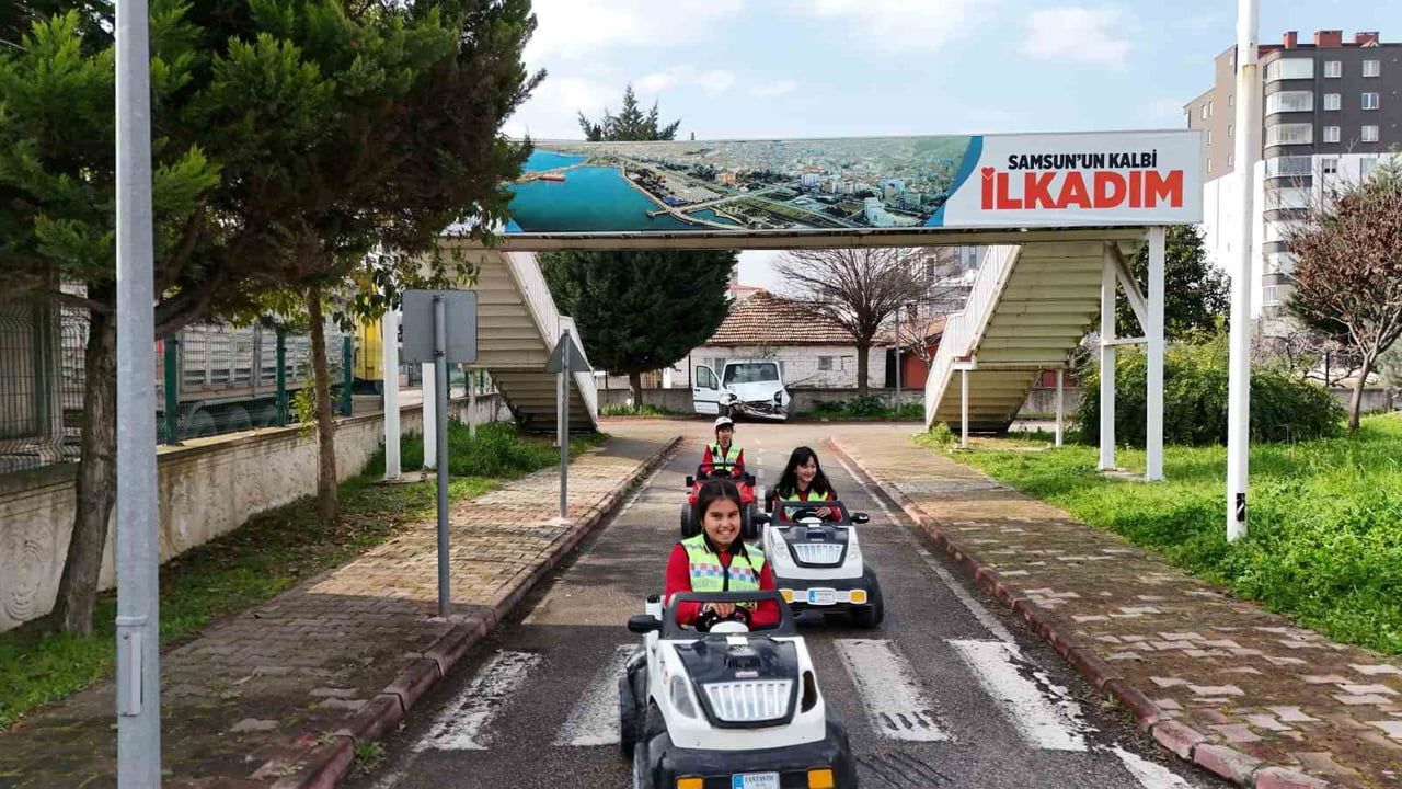 İlkadım'da çocuklara uygulamalı trafik eğitimi: İhsan Kalkavan Trafik Eğitim Pisti'nde kurallar eğlenerek öğreniliyor