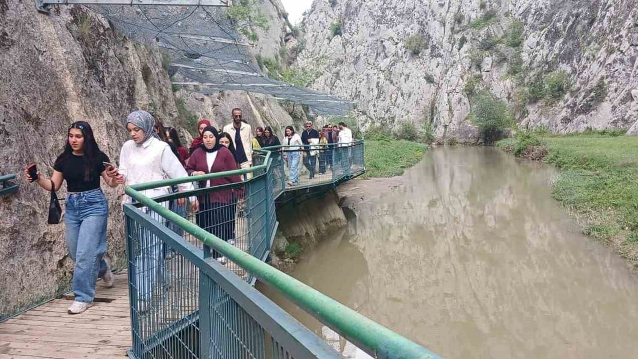 İlkadımlı gençler Çorum’da Şapinuva ve İncesu Kanyonu’nu ziyaret etti