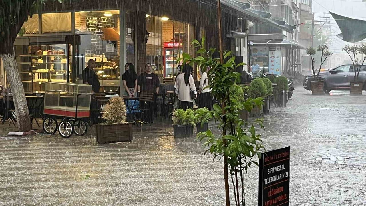 İncirliova’da Aniden Bastıran Sağanak ve Fırtına Ulaşımı ve Esnafı Olumsuz Etkiledi