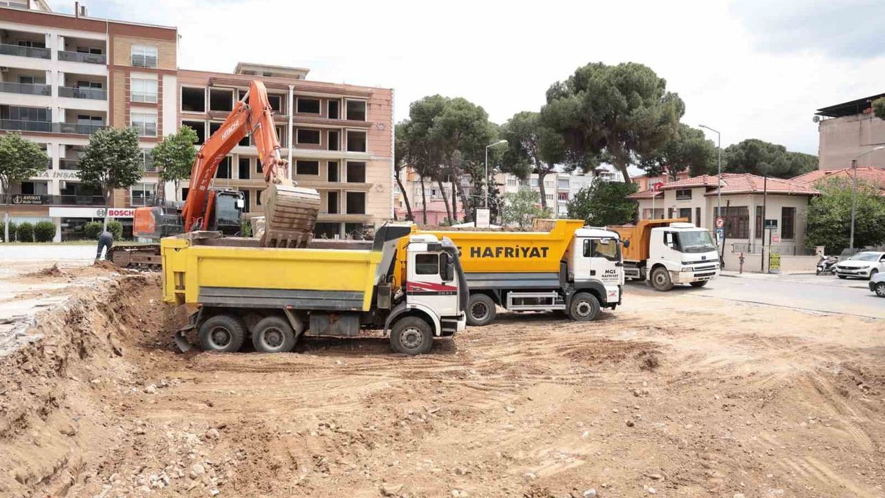İncirliova’da Yeni ve Modern Cumhuriyet Meydanı ve Yeraltı Otoparkı Projesi’ne İlk Kazma Vuruldu