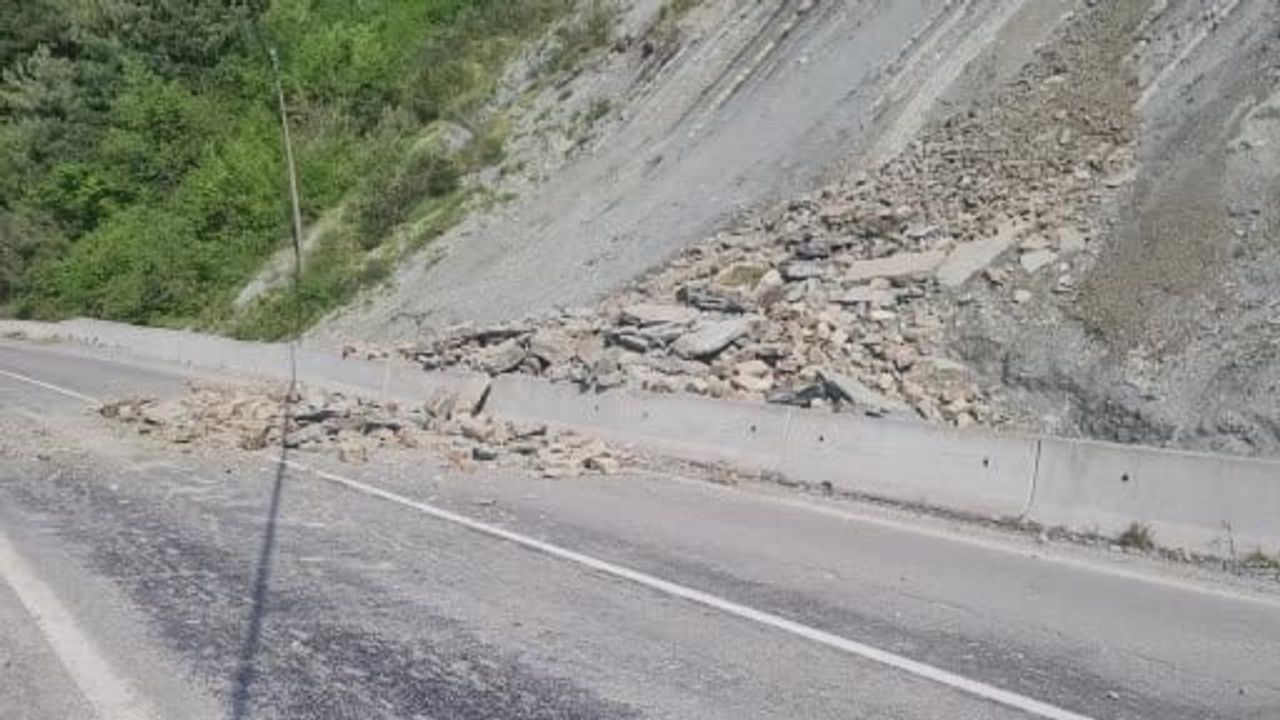 İnebolu-Abana kara yolu İskelle mevkiinde heyelan nedeniyle ulaşıma kapandı