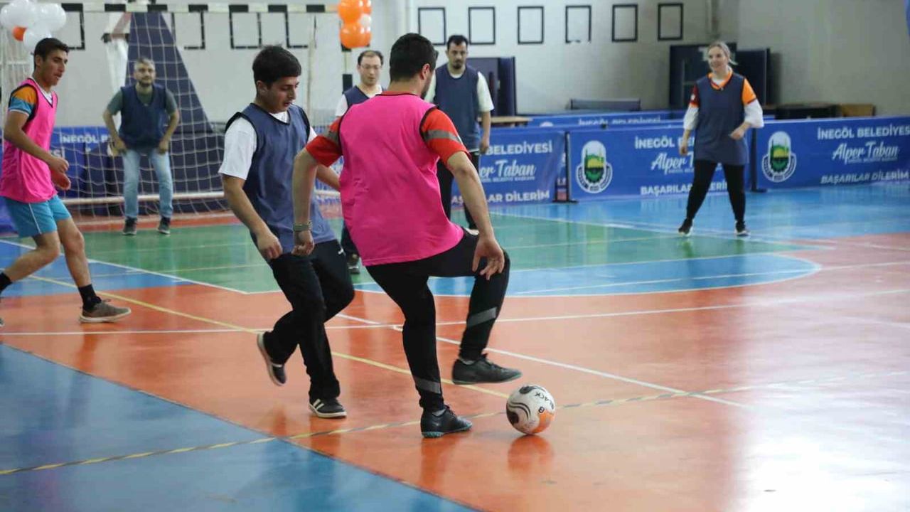 İnegöl'de 4. Engelsiz Kalpler Futsal Turnuvası: Engelliler Haftası'nda Sporla Buluşma